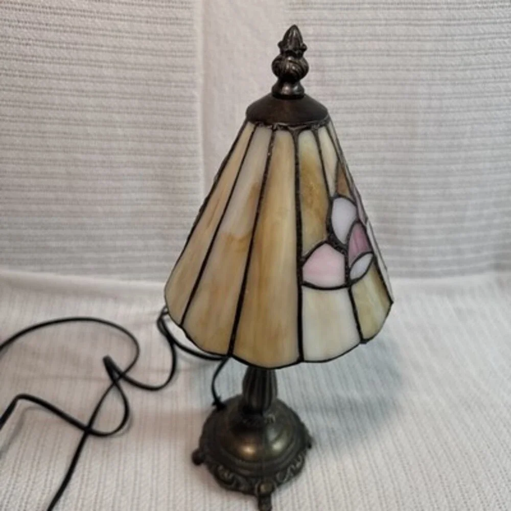 Tiffany Style Stained Glass Floral Lamp 14” Tall Art Nouveau